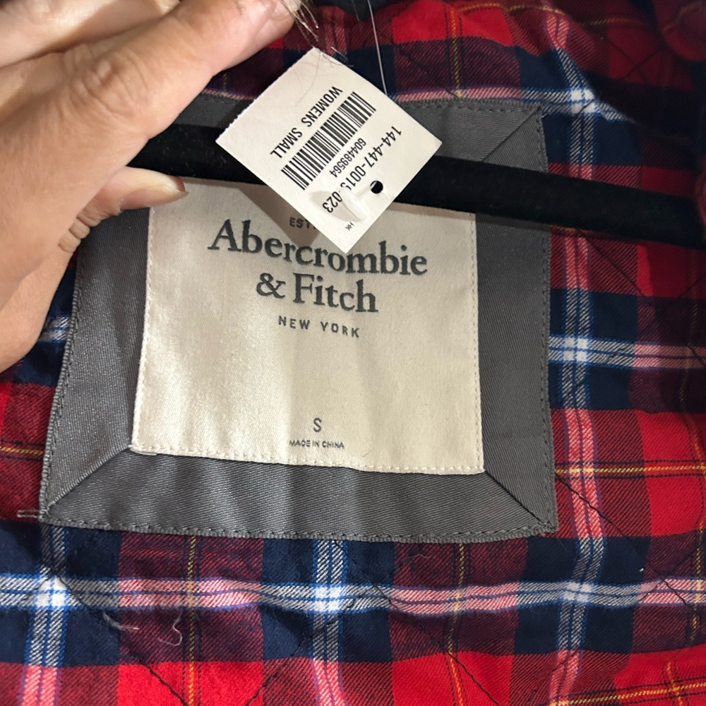 Abercrombie & Fitch down filled toggle front vest with fur hood - Picture 5 of 12